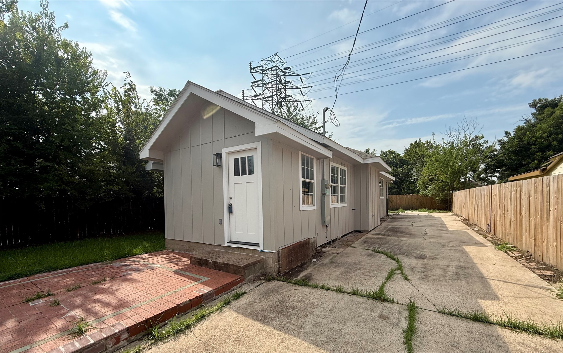 1816 Ryon Street Houston, TX 77009 - Photo 14 of 14 a backyard of a house