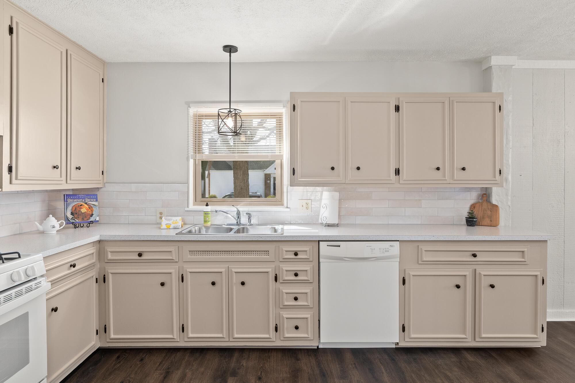 299 Taylor Road Mansfield, OH 44903 - Photo 3 of 40 06-int-kit-1