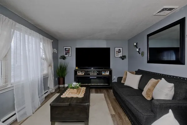 $279,900 | 93 Pendleton Avenue, Springfield, MA 01109