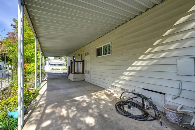 a view of entryway front of house