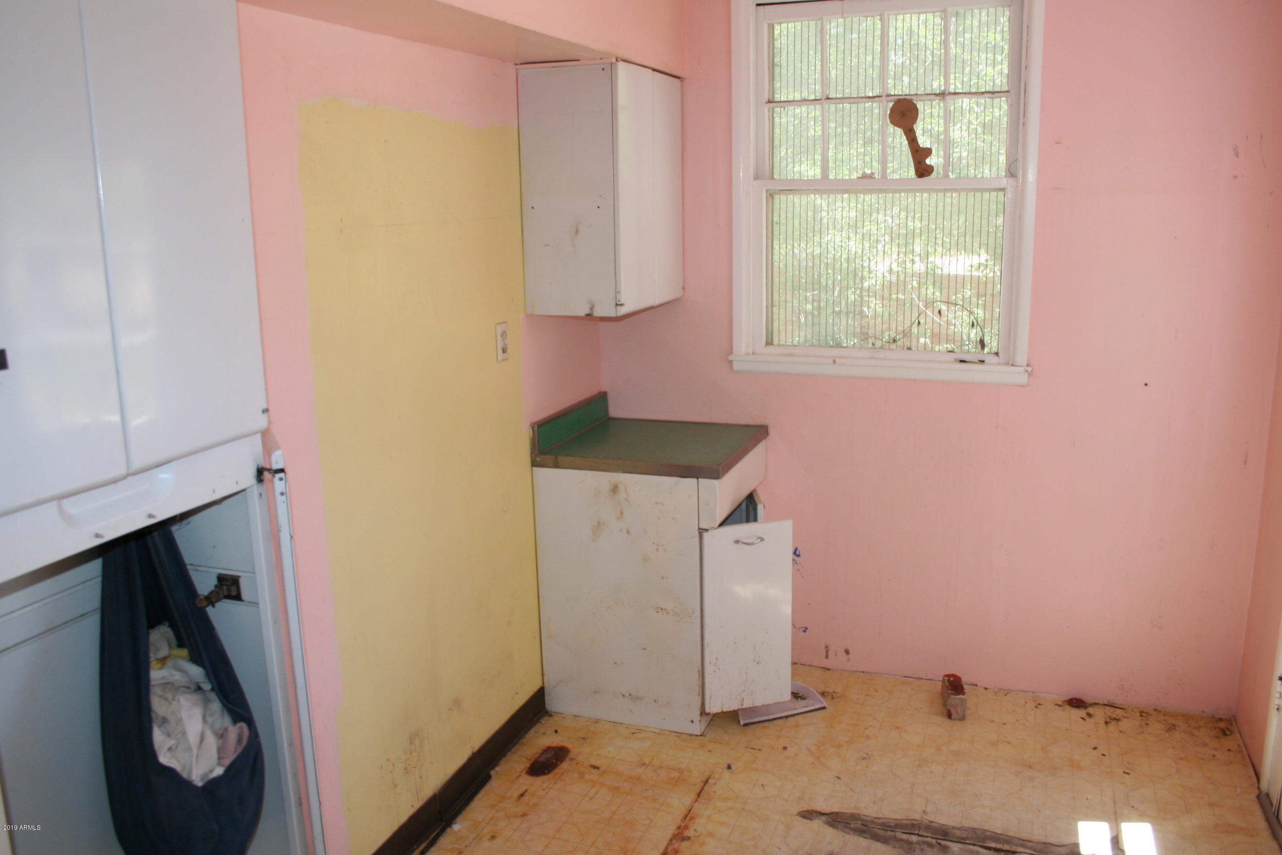 200 E Vista Bisbee, AZ 85603 - Photo 9 of 96 a utility room with window washer and dryer