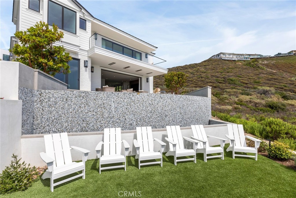 1 Beach View Avenue Dana Point, CA 92629 - Photo 38 of 42 a row of table and chairs in front of house