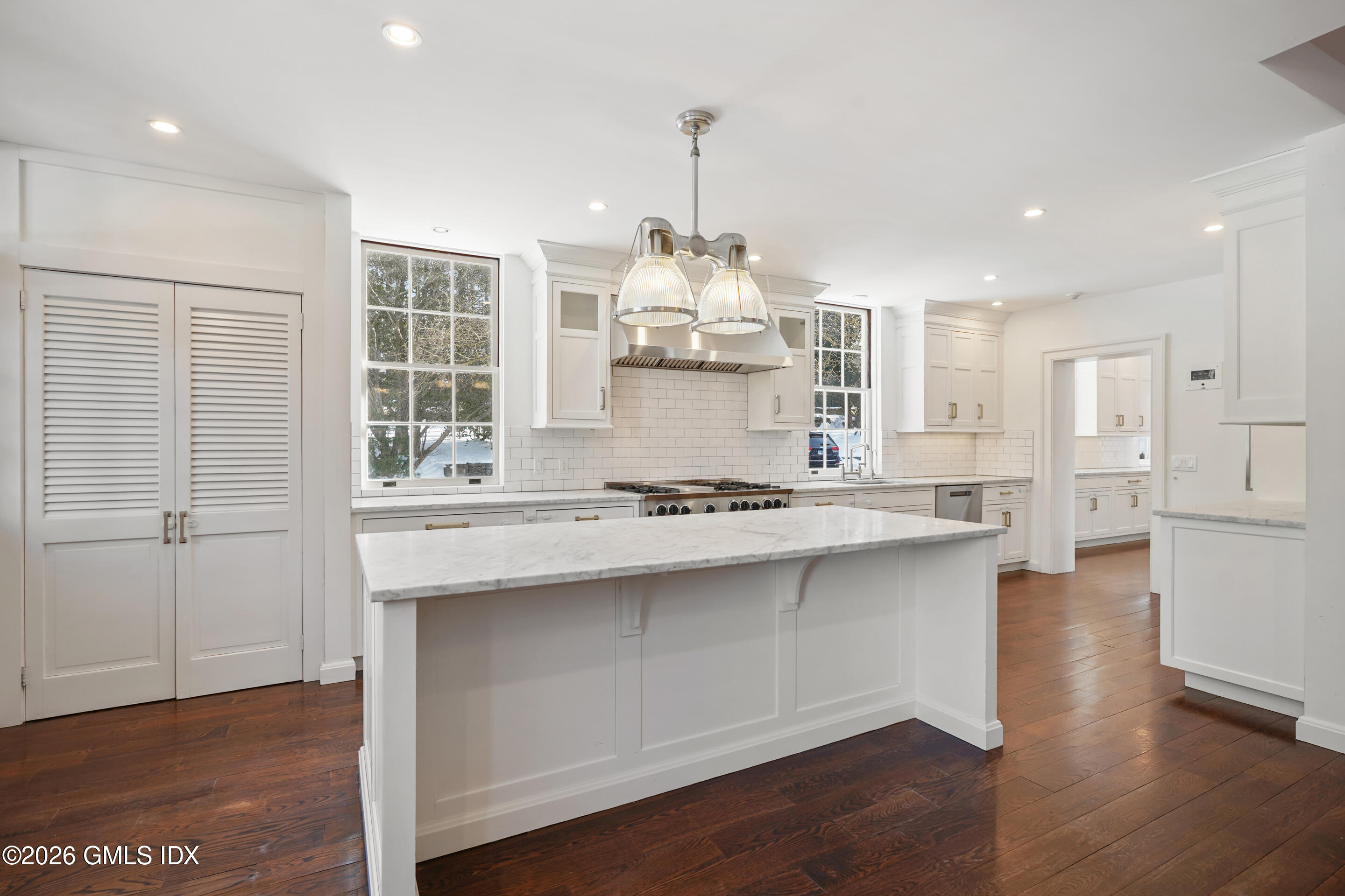 188 Round Hill Road Greenwich, CT 06831 - Photo 11 of 30 KITCHEN