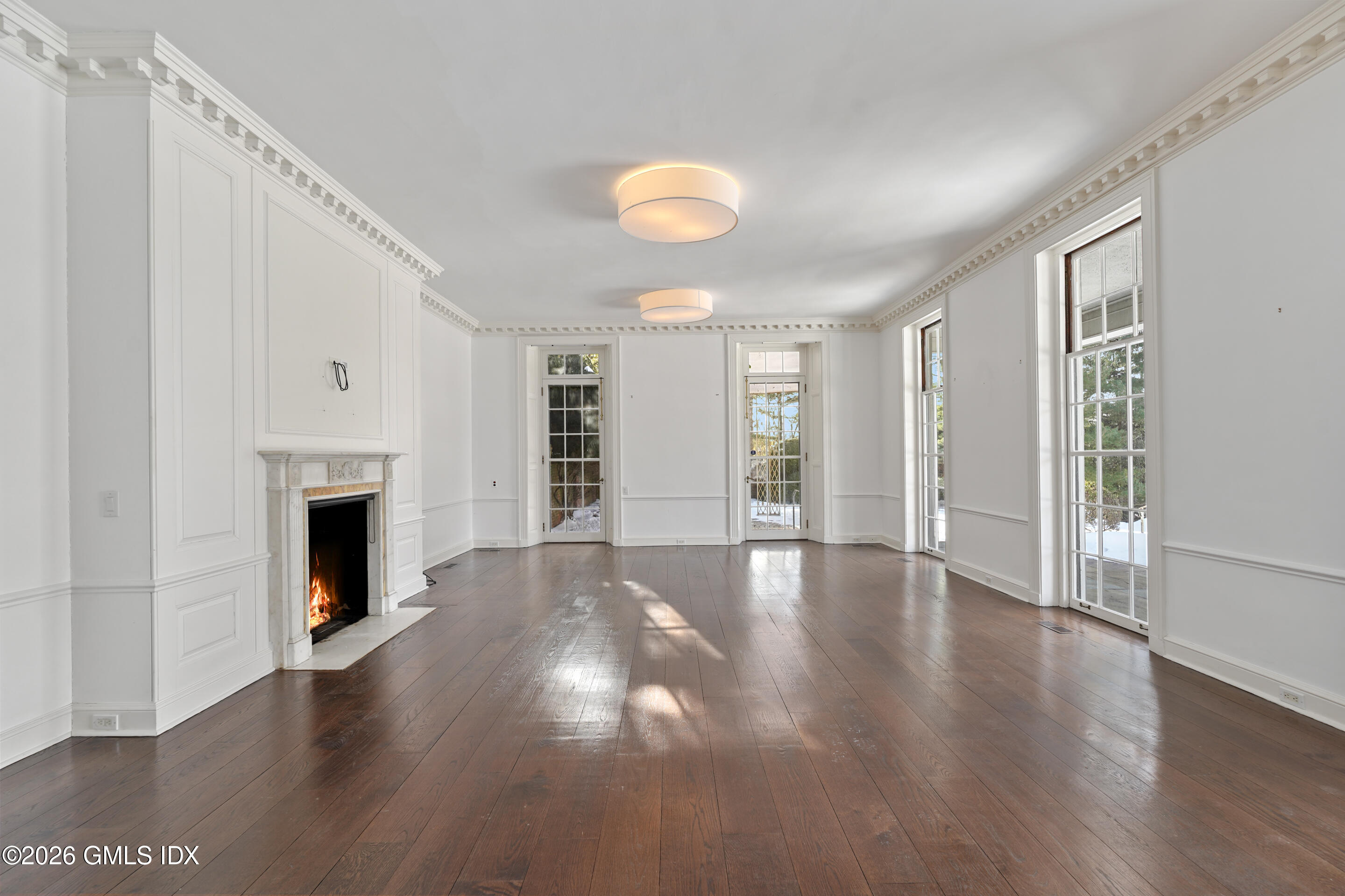 188 Round Hill Road Greenwich, CT 06831 - Photo 3 of 30 LIVING ROOM