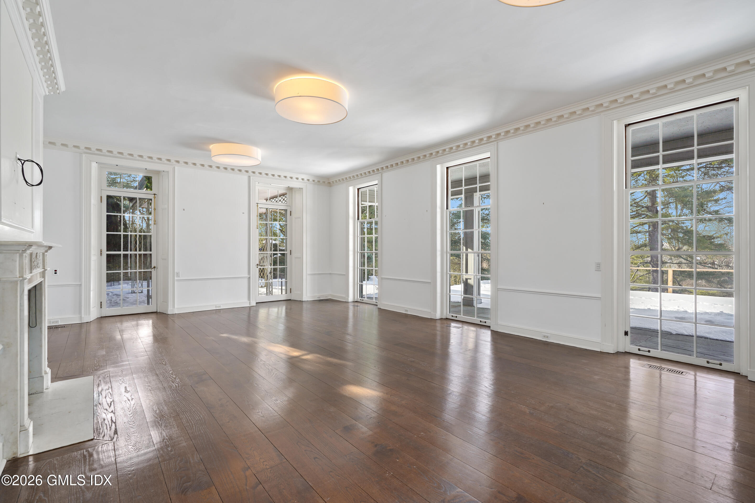 188 Round Hill Road Greenwich, CT 06831 - Photo 4 of 30 LIVING ROOM