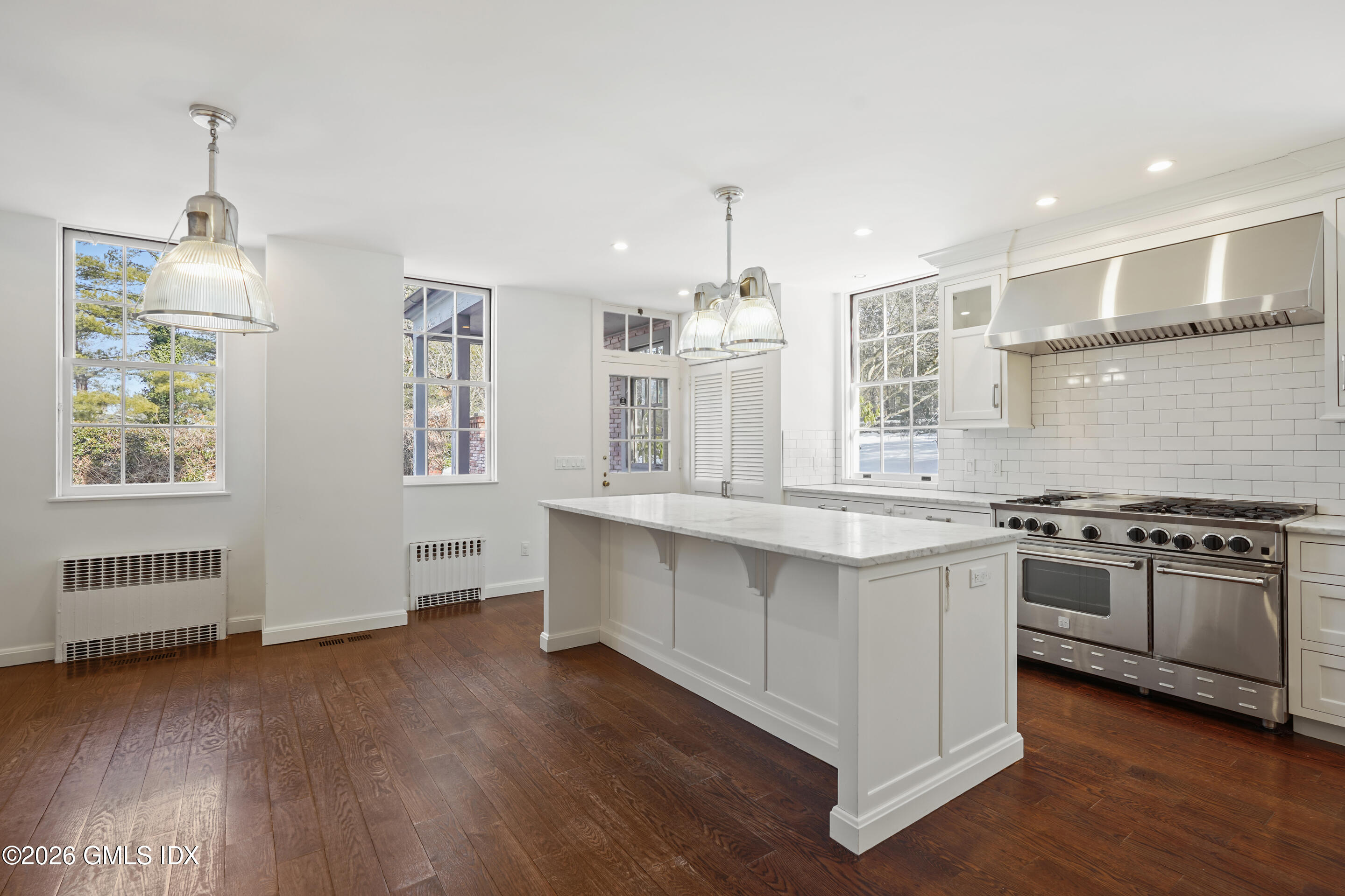 188 Round Hill Road Greenwich, CT 06831 - Photo 9 of 30 KITCHEN