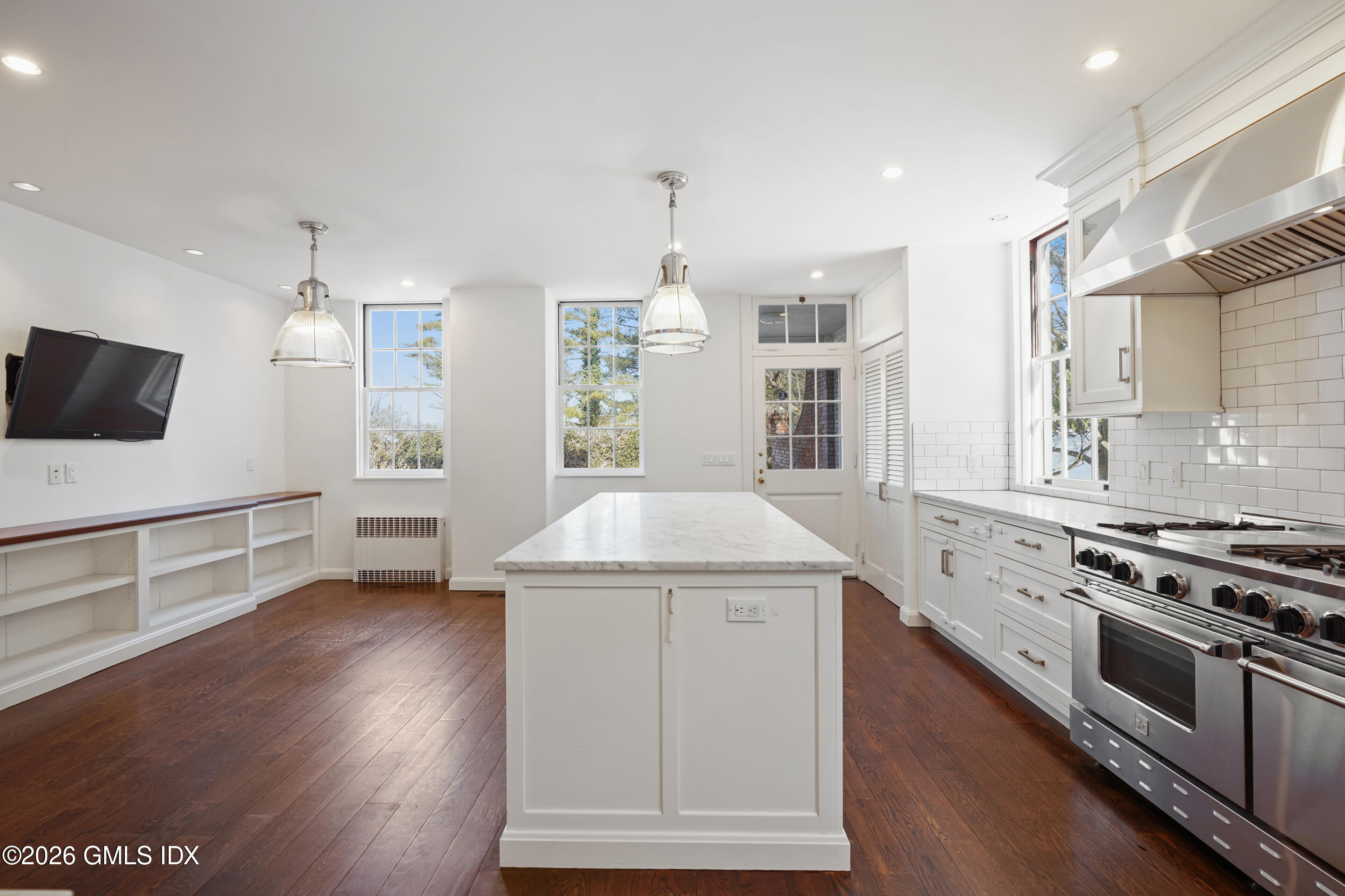 188 Round Hill Road Greenwich, CT 06831 - Photo 10 of 30 KITCHEN