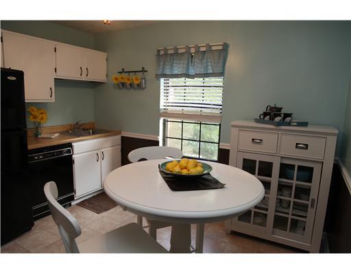 172 Old English Road Pittsburgh, PA 15237 - Photo 9 of 13 Kitchen. A perfect place for informal meals!