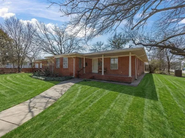 $265,000 | 115 West Commerce Street, Henrietta, TX 76365