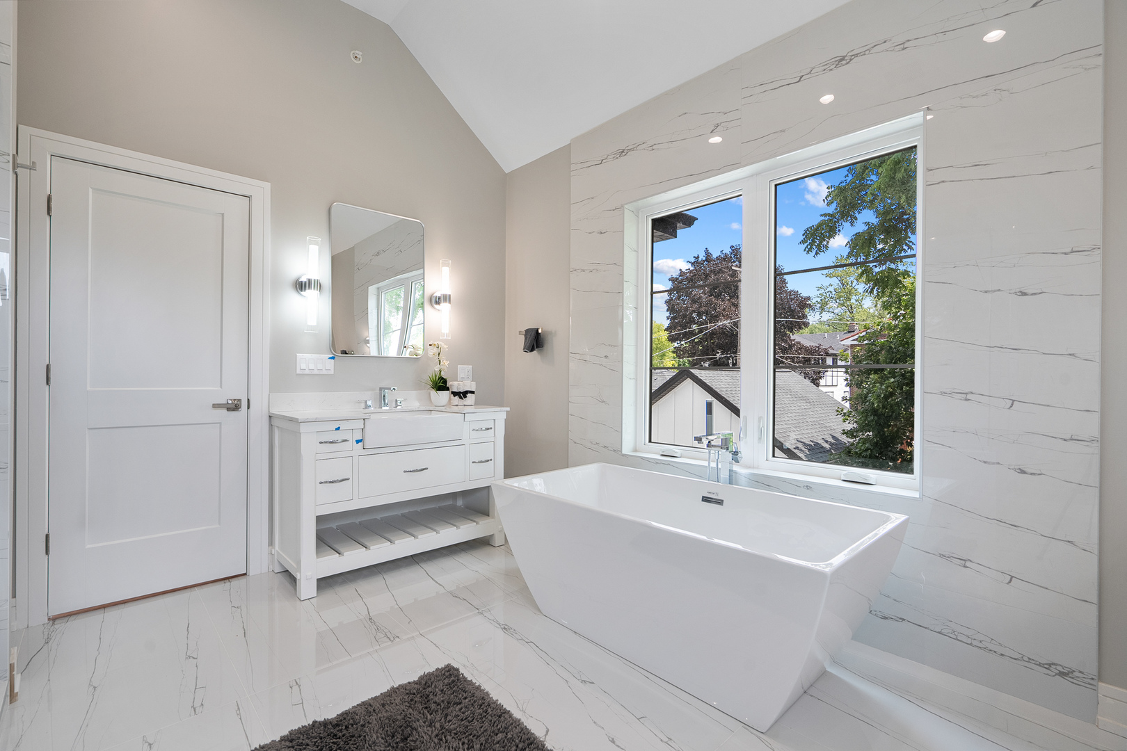 1705 South Prospect Avenue Park Ridge, IL 60068 - Photo 19 of 42 a bathroom with a bathtub and a sink
