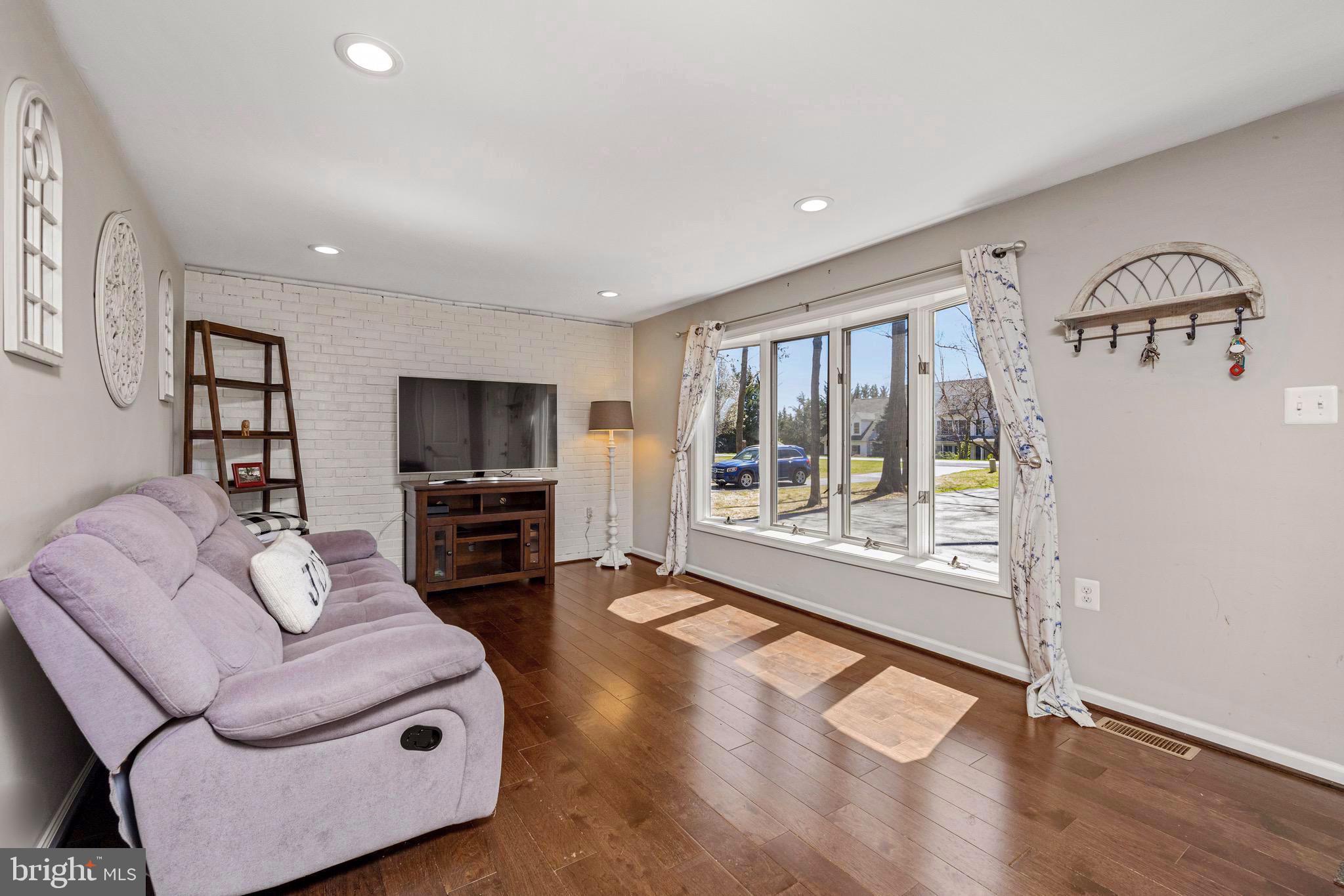 1002 Chapel Road New Windsor, MD 21776 - Photo 9 of 51 Living Room