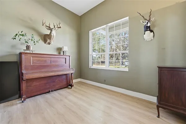 a view of livingroom with furniture