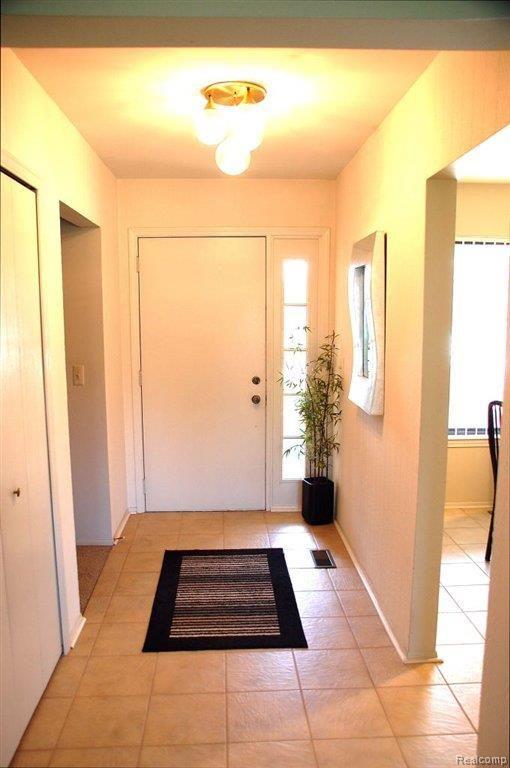 35988 Smithfield Road Farmington, MI 48335 - Photo 2 of 20 FRONT ENTRYWAY