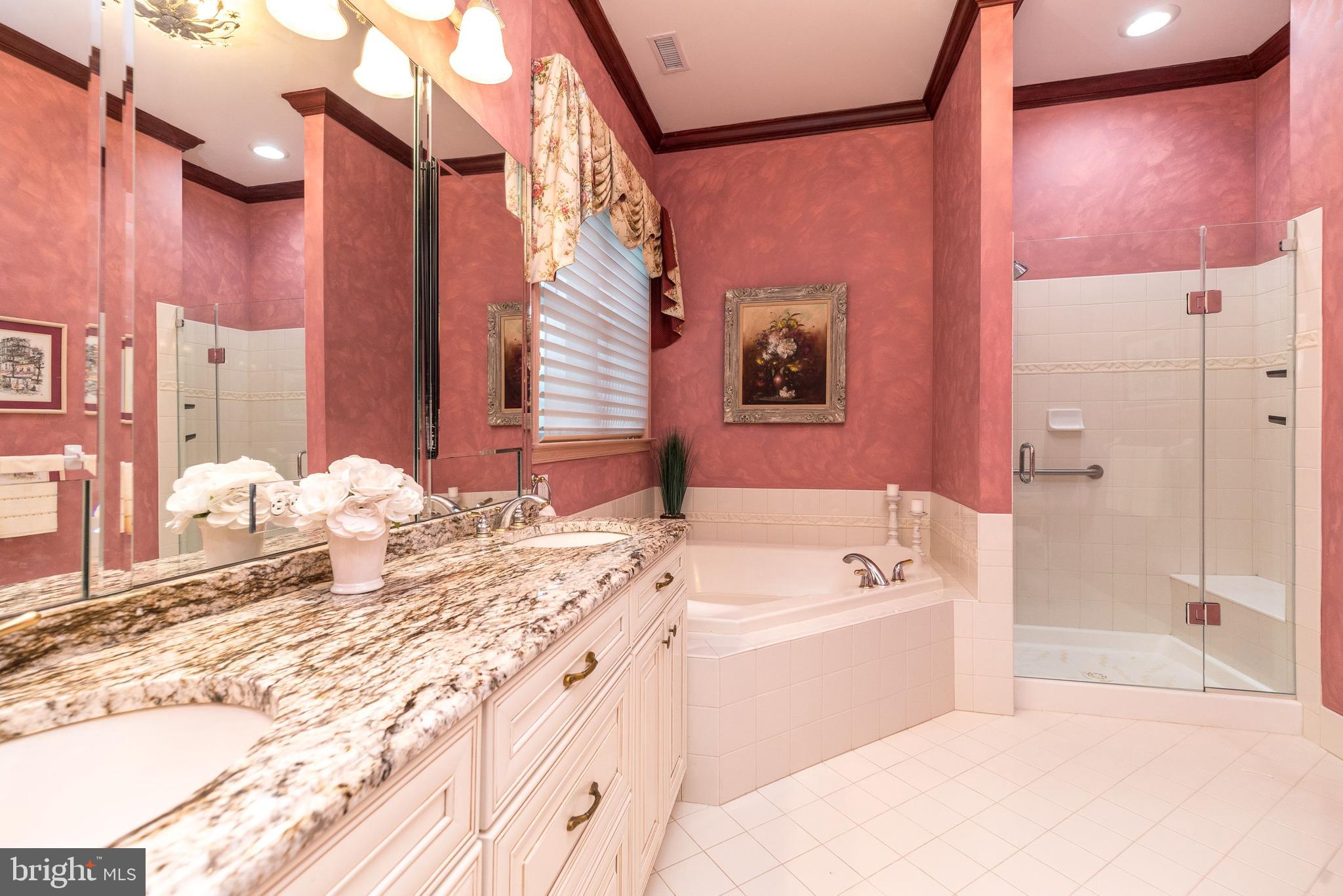 57 Nathaniel Road Holland, PA 18966 - Photo 33 of 64 Primary en Suite Bathroom