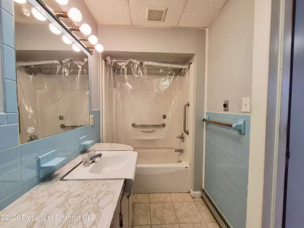 $1,400 | 109 Salem Avenue, Unit 1, Carbondale, PA 18407