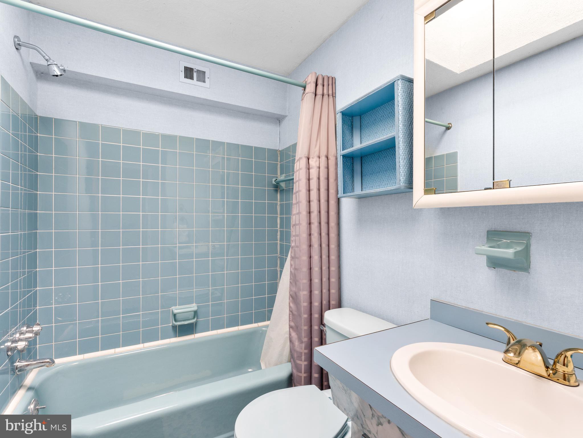 3840 Greenacres Road Philadelphia, PA 19154 - Photo 11 of 29 Upstairs Full Bath