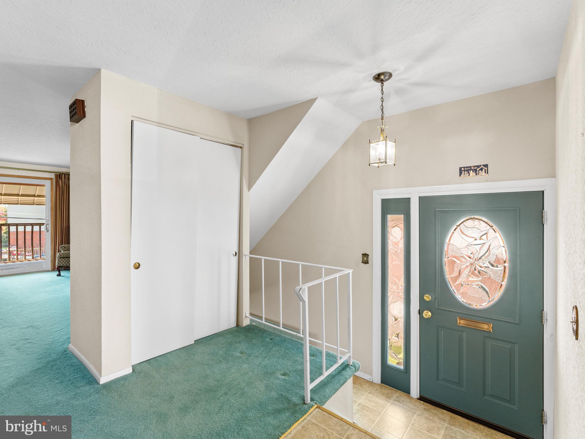 3840 Greenacres Road Philadelphia, PA 19154 - Photo 5 of 29 Front Door/Foyer
