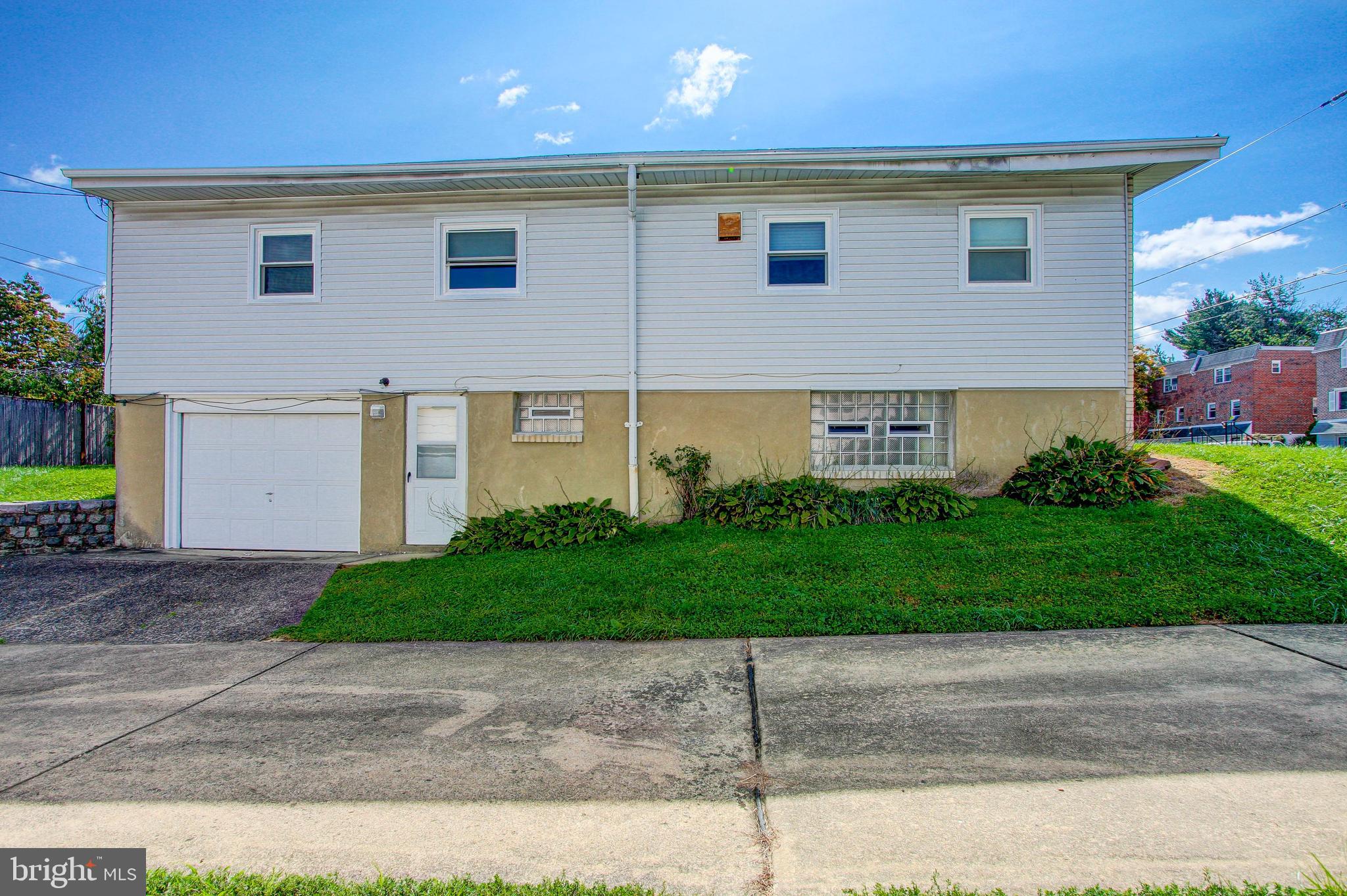 1073 Surrey Road Philadelphia, PA 19115 - Photo 3 of 32