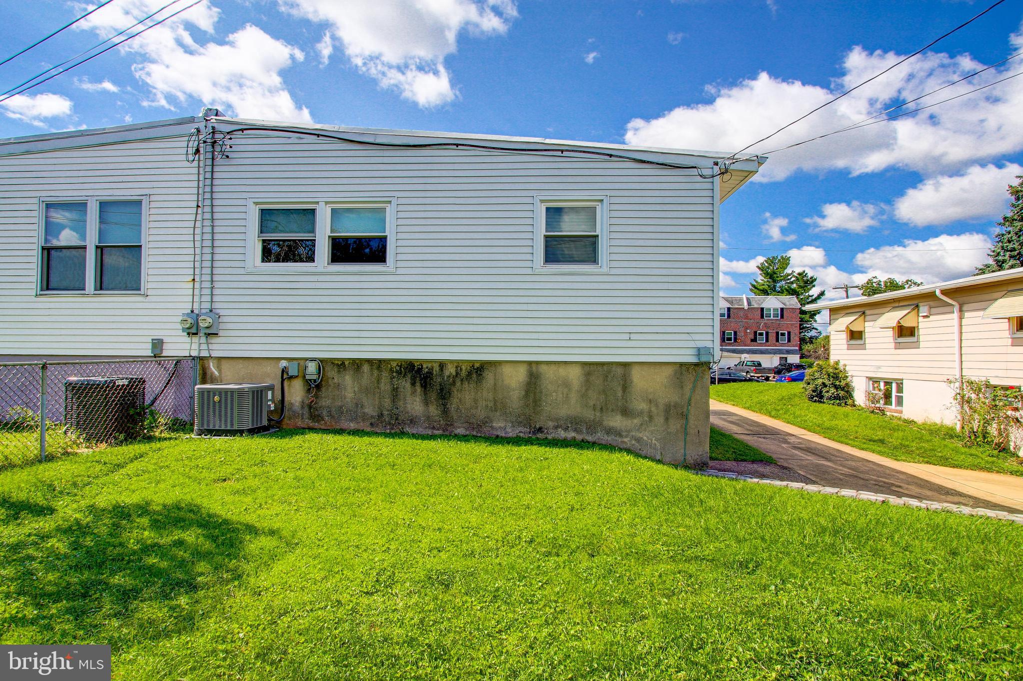1073 Surrey Road Philadelphia, PA 19115 - Photo 4 of 32