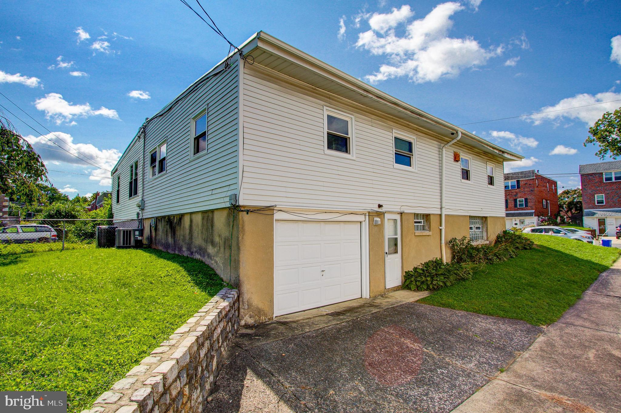 1073 Surrey Road Philadelphia, PA 19115 - Photo 5 of 32