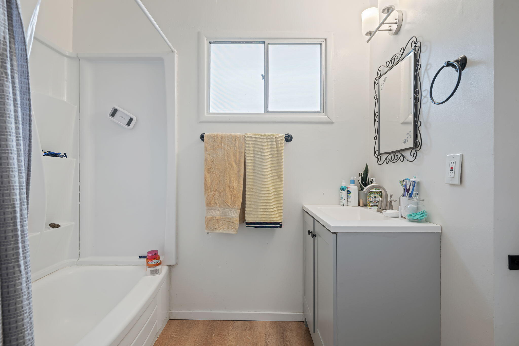 676 San Ramon Drive Santa Barbara, CA 93111 - Photo 9 of 12 14 - Bathroom 2