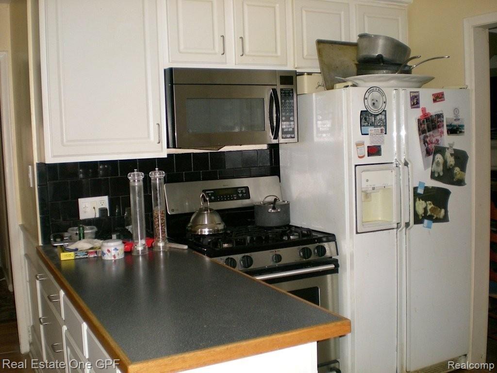 1598 Newcastle Road Grosse Pointe, MI 48236 - Photo 5 of 12 kitchen.jpg