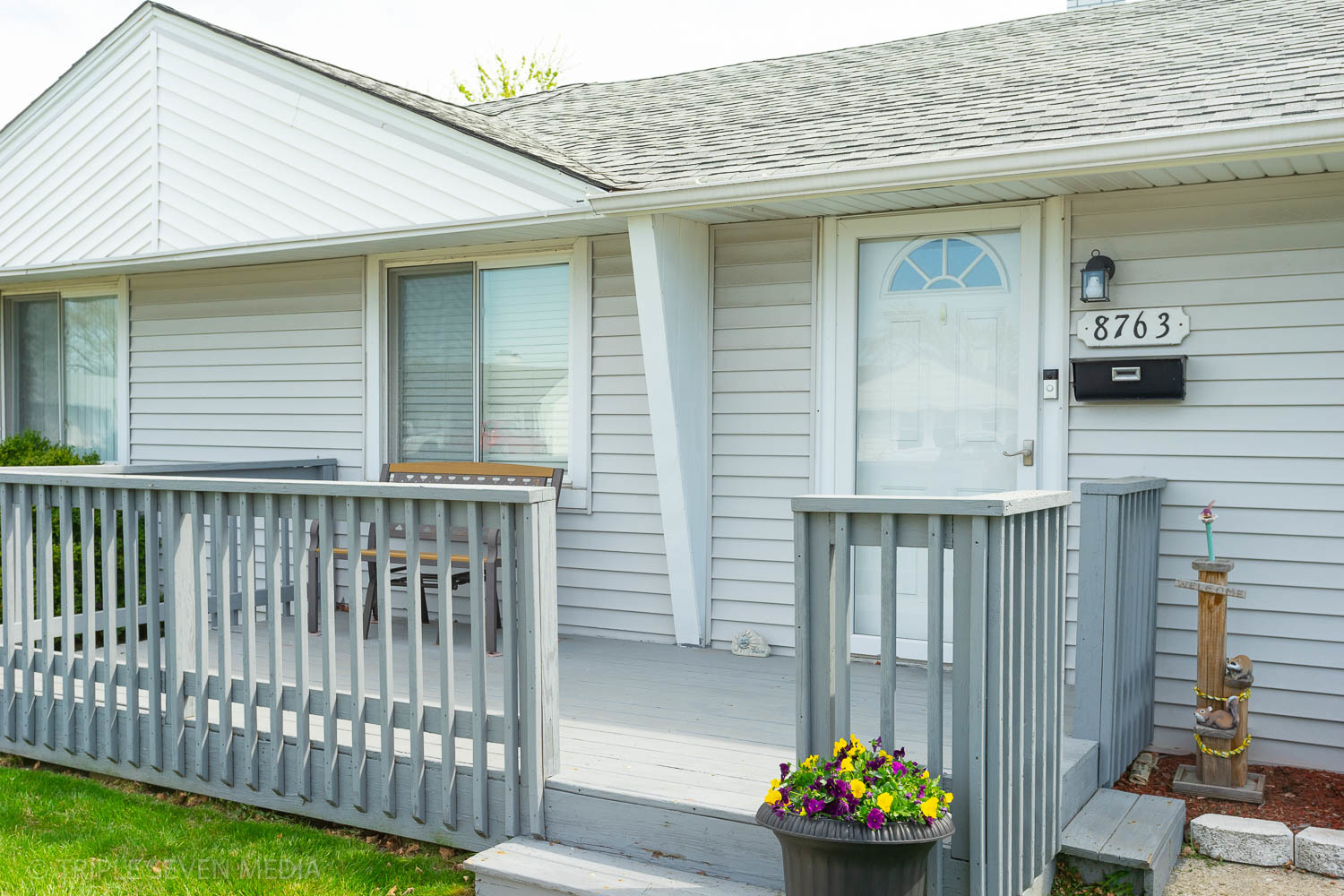 8763 South Corcoran Road Hometown, IL 60456 - Photo 5 of 28 a front view of house having yard
