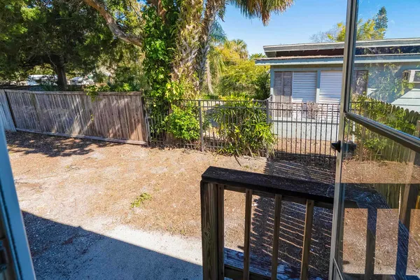 a view of a backyard