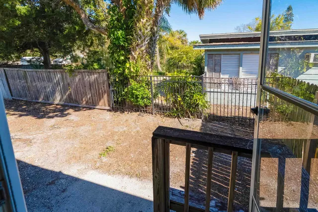 a view of a backyard