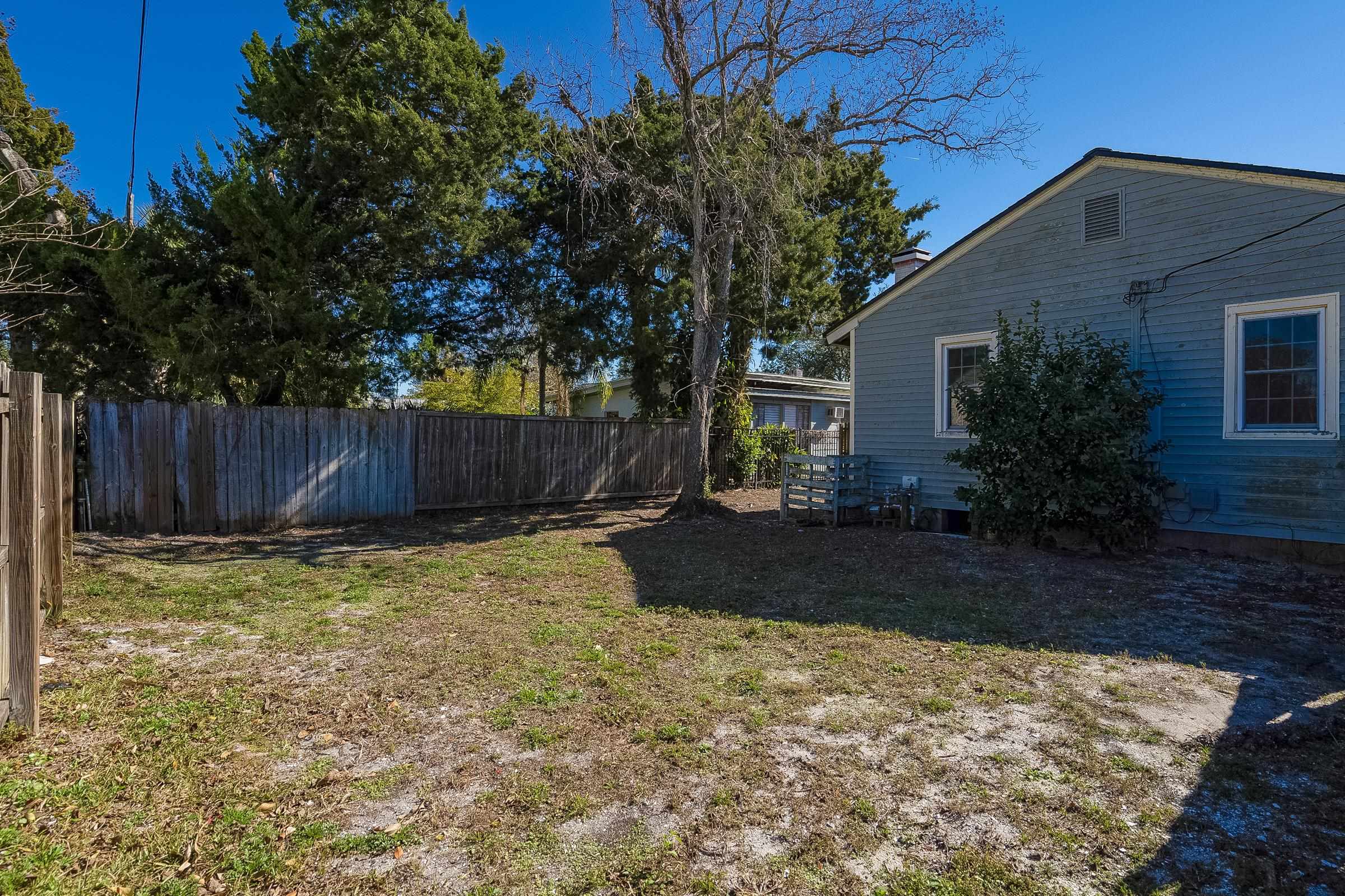 401 Zorayda Avenue St. Augustine, FL 32080 - Photo 9 of 41 a backyard of a house