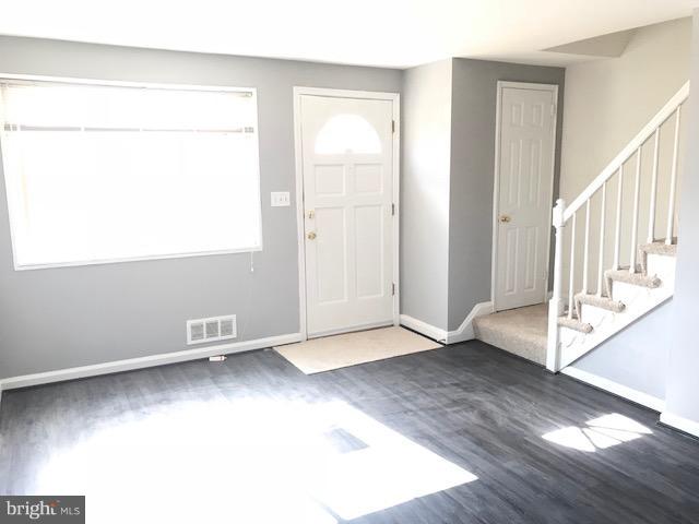 5430 Masefield Road Baltimore, MD 21229 - Photo 8 of 30 Living Room