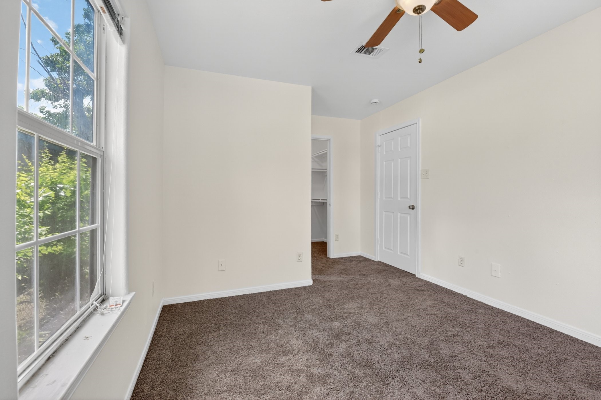 7013 St Augustine Street Houston, TX 77021 - Photo 20 of 35 an empty room with windows