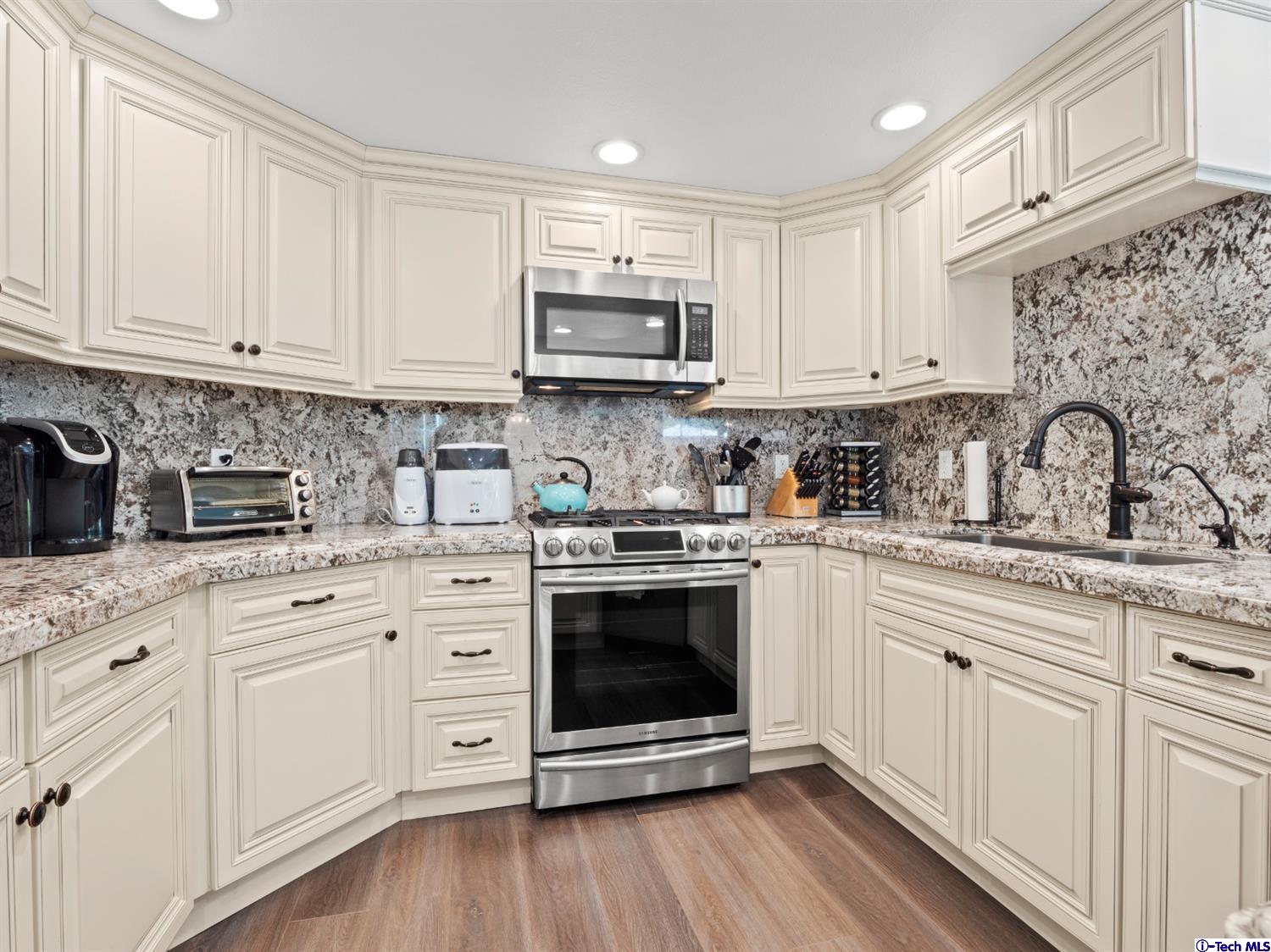19904 Lisa Lane Porter Ranch, CA 91326 - Photo 11 of 44 Gallery Image 11