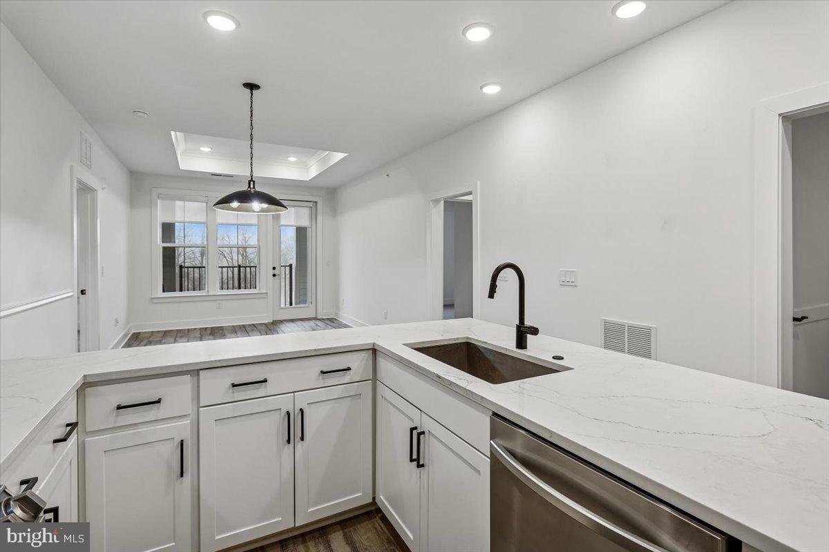 78 Old Mill Bottom Road North, Unit 409 Annapolis, MD 21409 - Photo 6 of 50 Kitchen Overlooks Dining