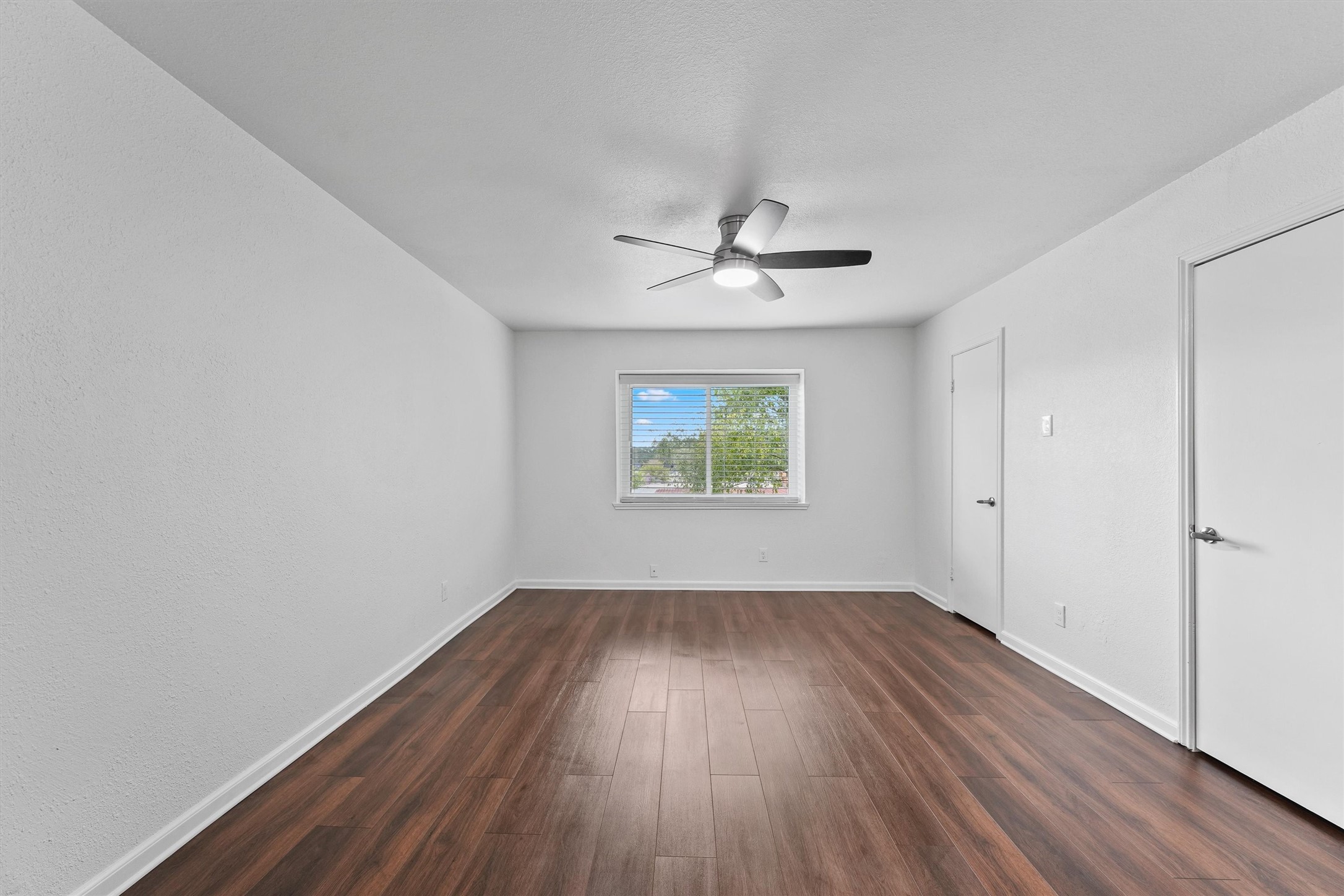 11550 Chimney Rock Road, Unit 536 Houston, TX 77035 - Photo 20 of 28 Another view of the guest bedroom