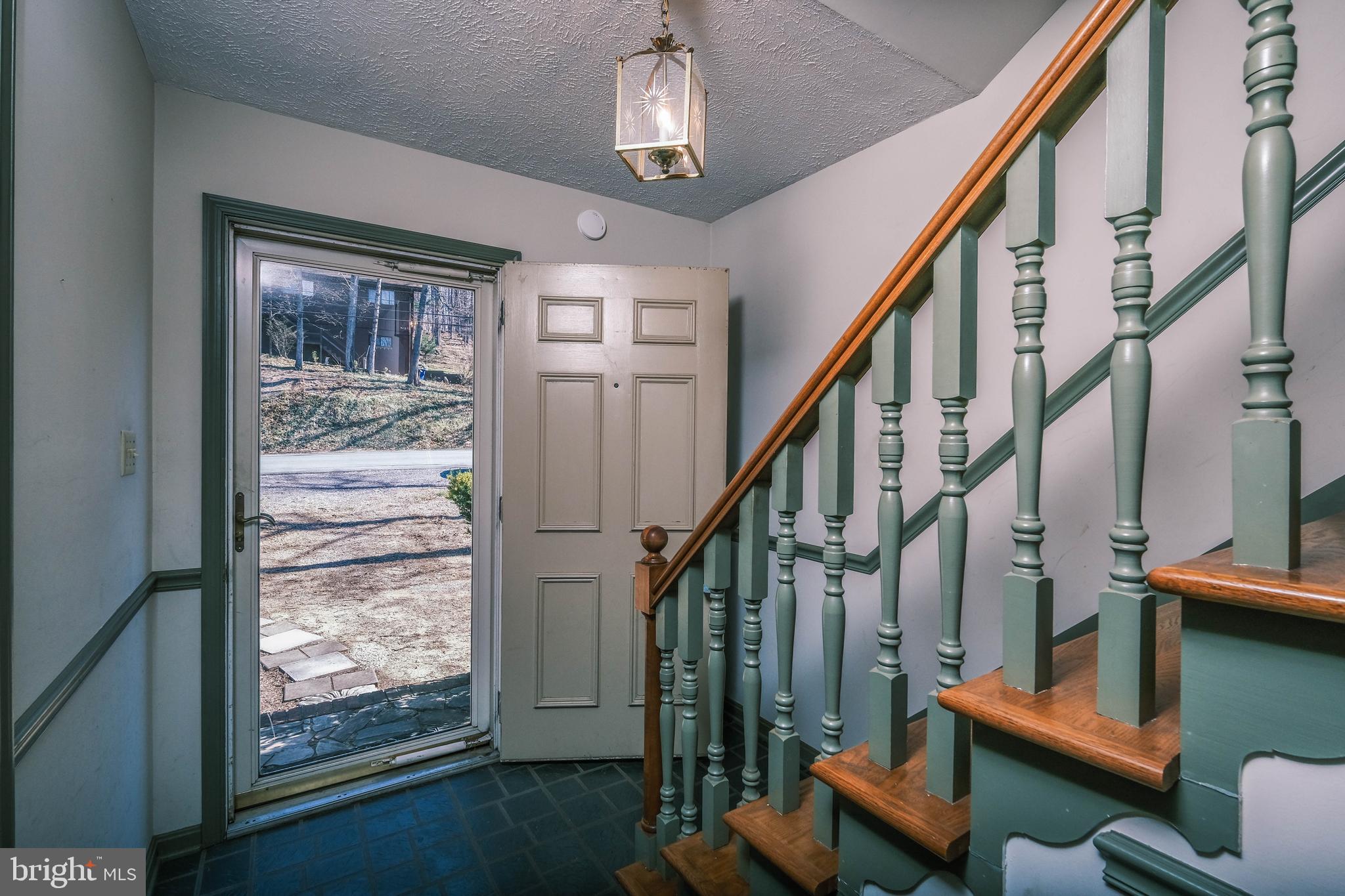 107 Richmond Road Front Royal, VA 22630 - Photo 4 of 72 Welcoming foyer