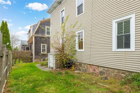 $3,500 | 427 Spring Street, Unit 2, Newport, RI 02840