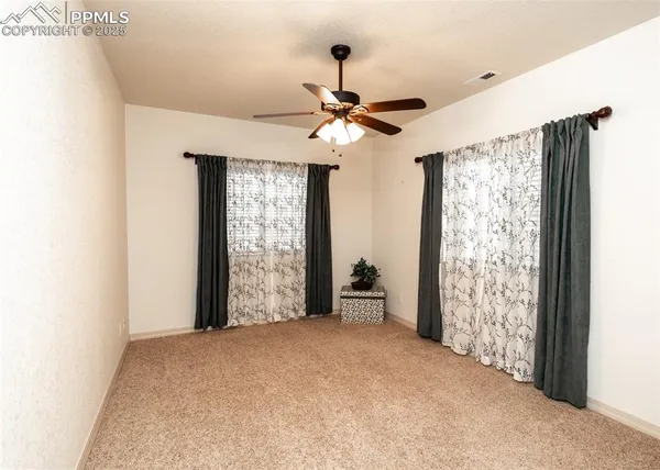 a view of entryway with window