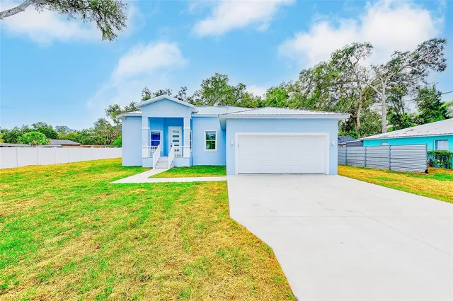 a view of front house with swimming pool