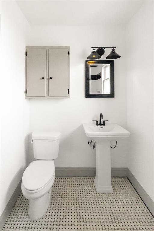 401 West 4th Street Tyler, TX 75701 - Photo 18 of 34 a bathroom with a sink toilet and vanity