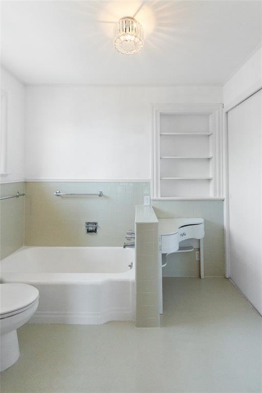 401 West 4th Street Tyler, TX 75701 - Photo 24 of 34 a bathroom with a toilet a sink and bathtub