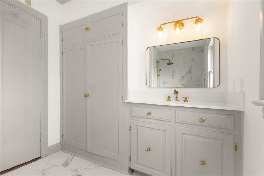 401 West 4th Street Tyler, TX 75701 - Photo 29 of 34 a bathroom with a sink mirror and vanity