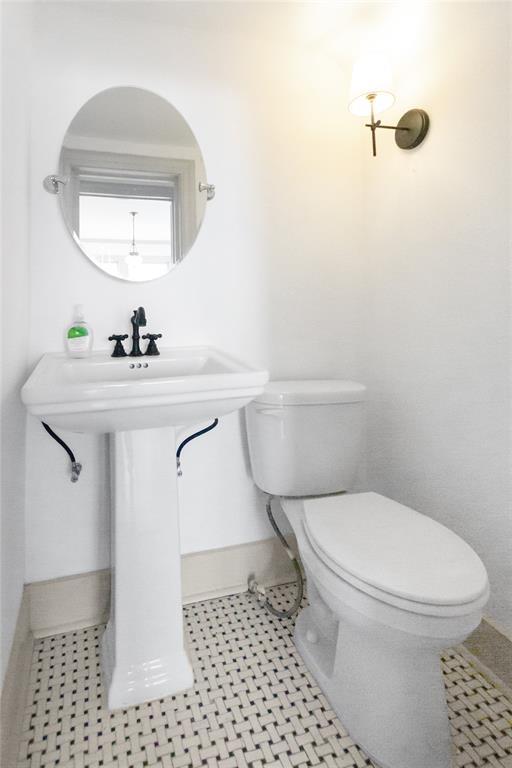 401 West 4th Street Tyler, TX 75701 - Photo 5 of 34 a bathroom with a sink toilet and mirror