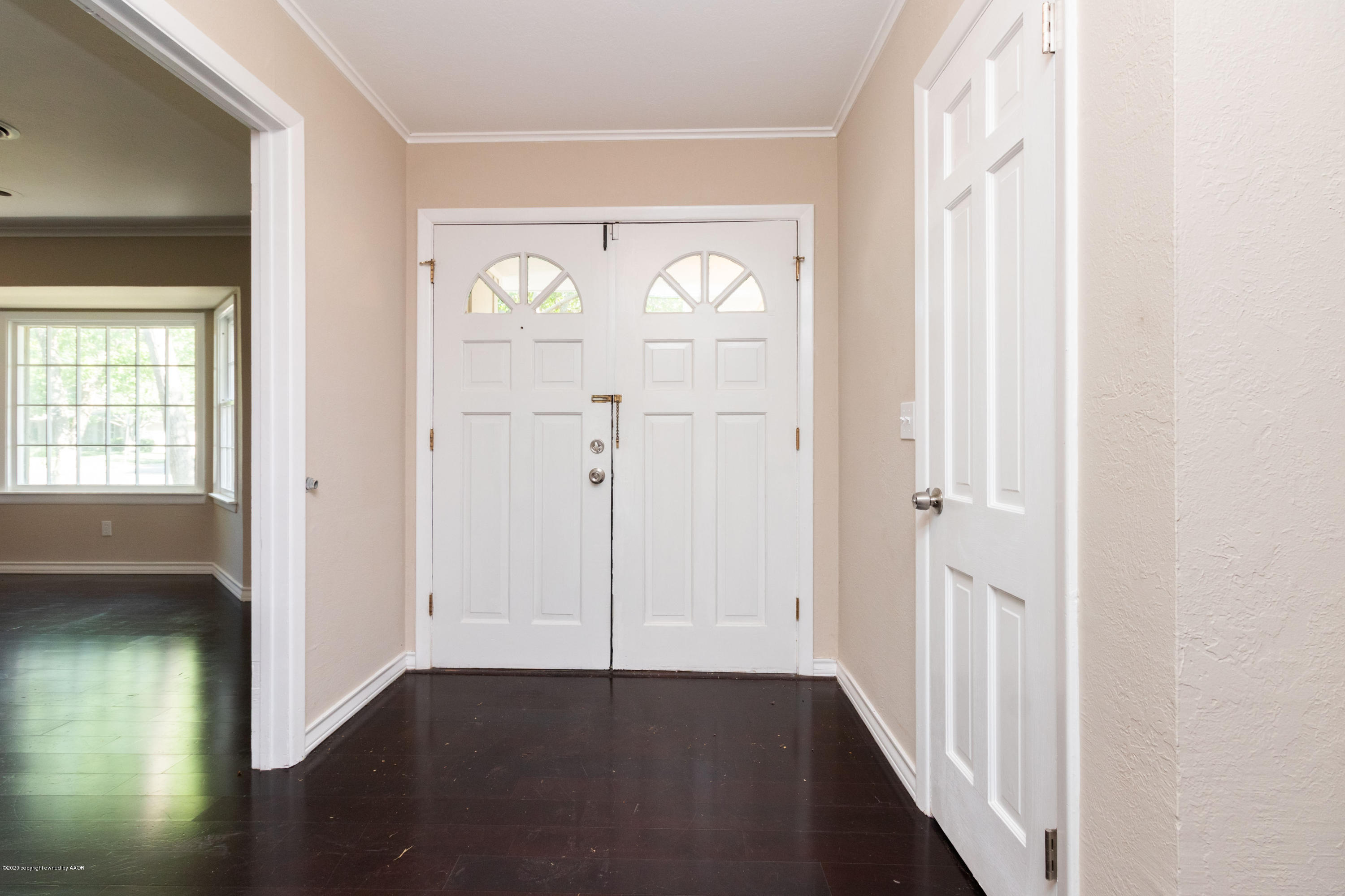 6605 Dreyfuss Road Amarillo, TX 79106 - Photo 2 of 39 a view of an empty room with wooden floor and a window