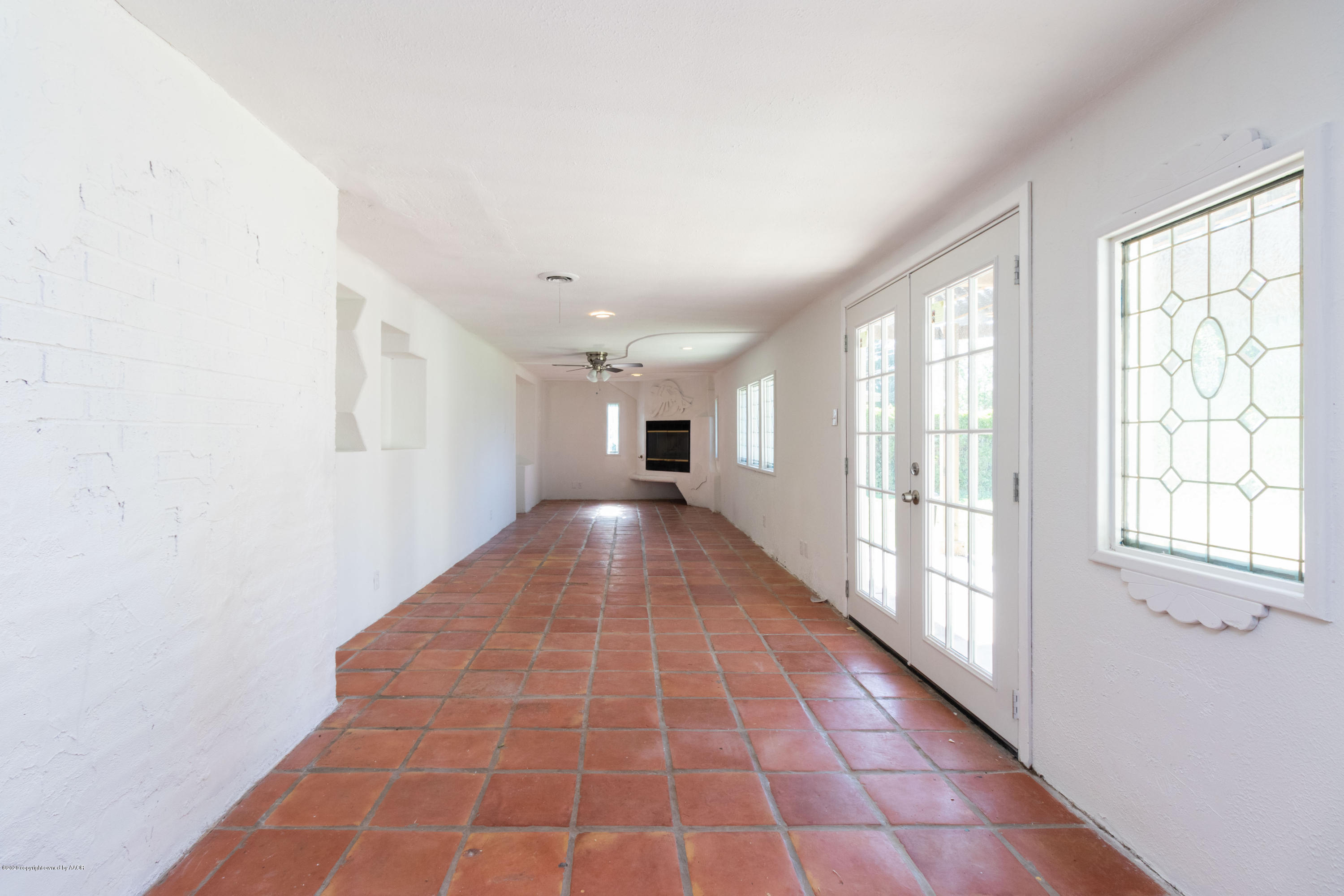 6605 Dreyfuss Road Amarillo, TX 79106 - Photo 11 of 39 a view of a hallway with windows