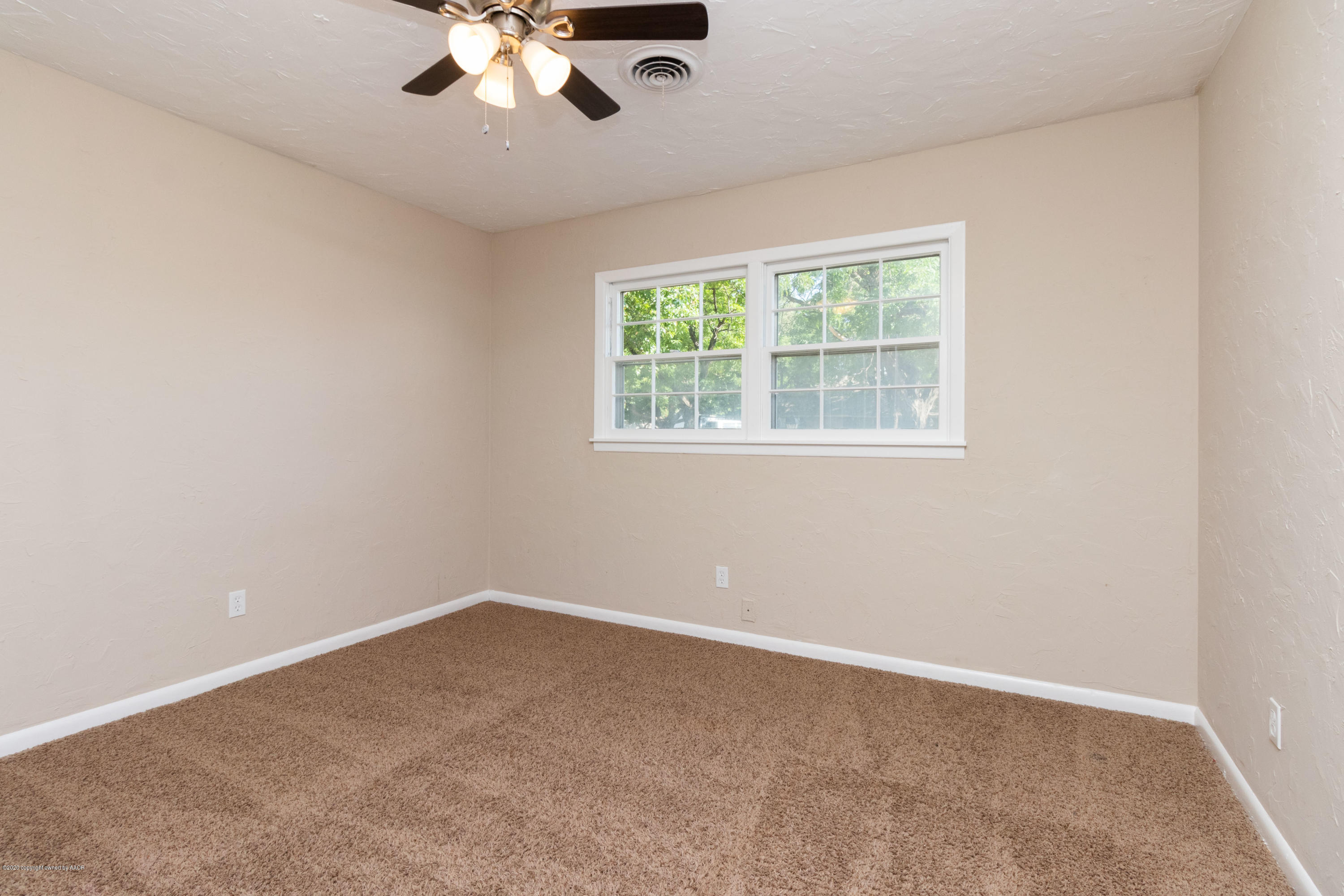 6605 Dreyfuss Road Amarillo, TX 79106 - Photo 13 of 39 an empty room with a window and a fan