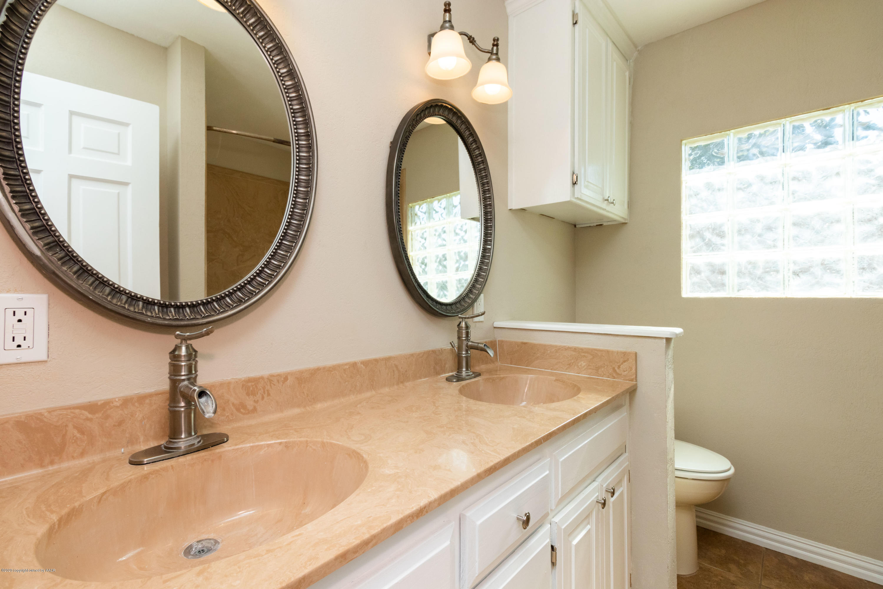 6605 Dreyfuss Road Amarillo, TX 79106 - Photo 21 of 39 a bathroom with a sink and a mirror