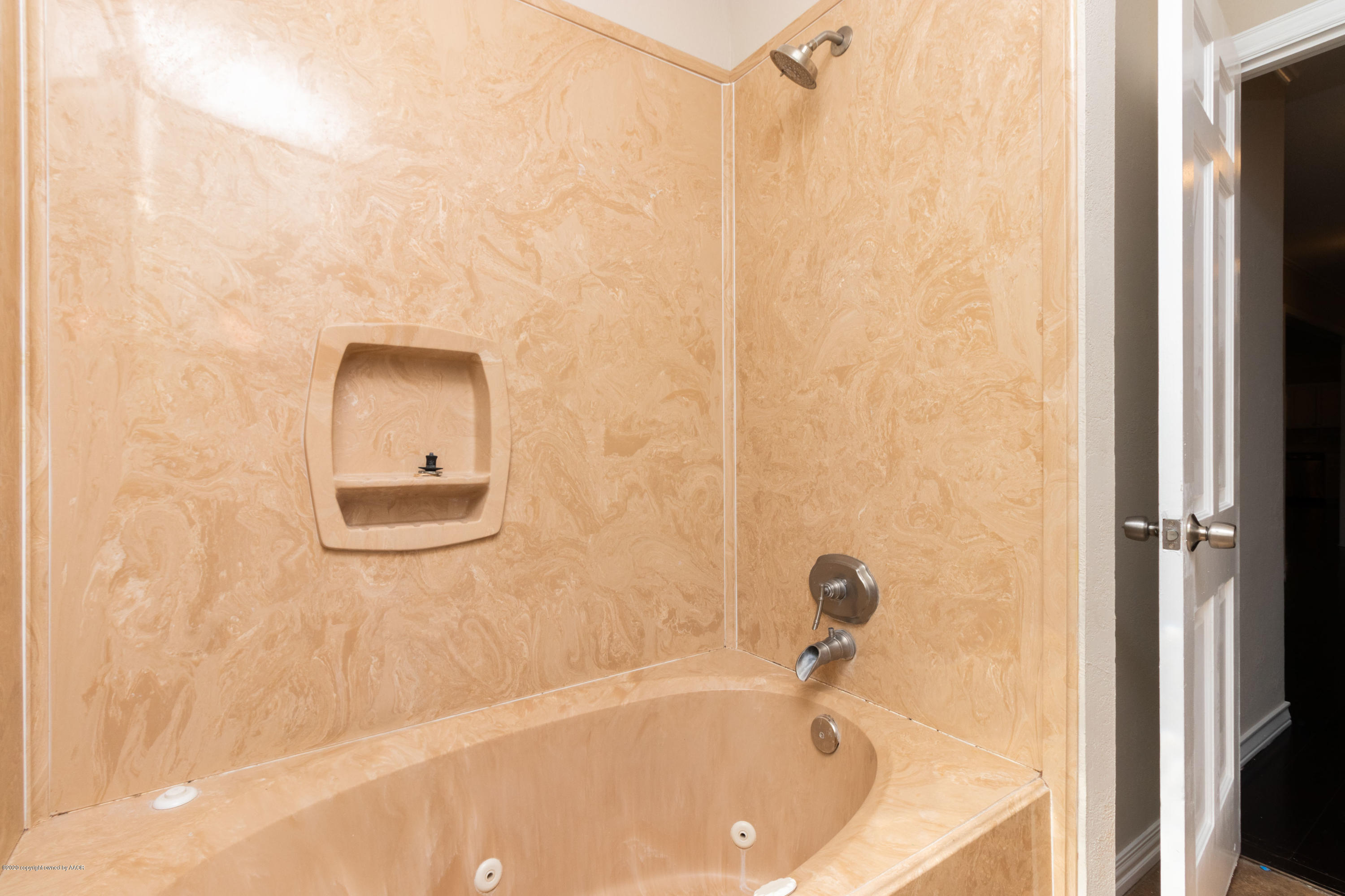 6605 Dreyfuss Road Amarillo, TX 79106 - Photo 22 of 39 a bathroom with a bathtub
