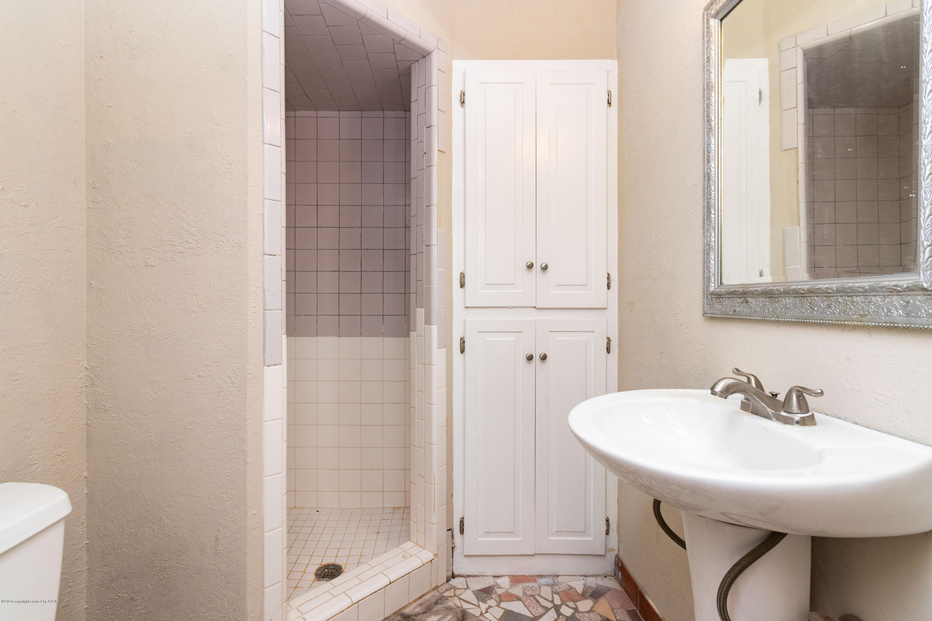 6605 Dreyfuss Road Amarillo, TX 79106 - Photo 26 of 39 a bathroom with a sink and a mirror