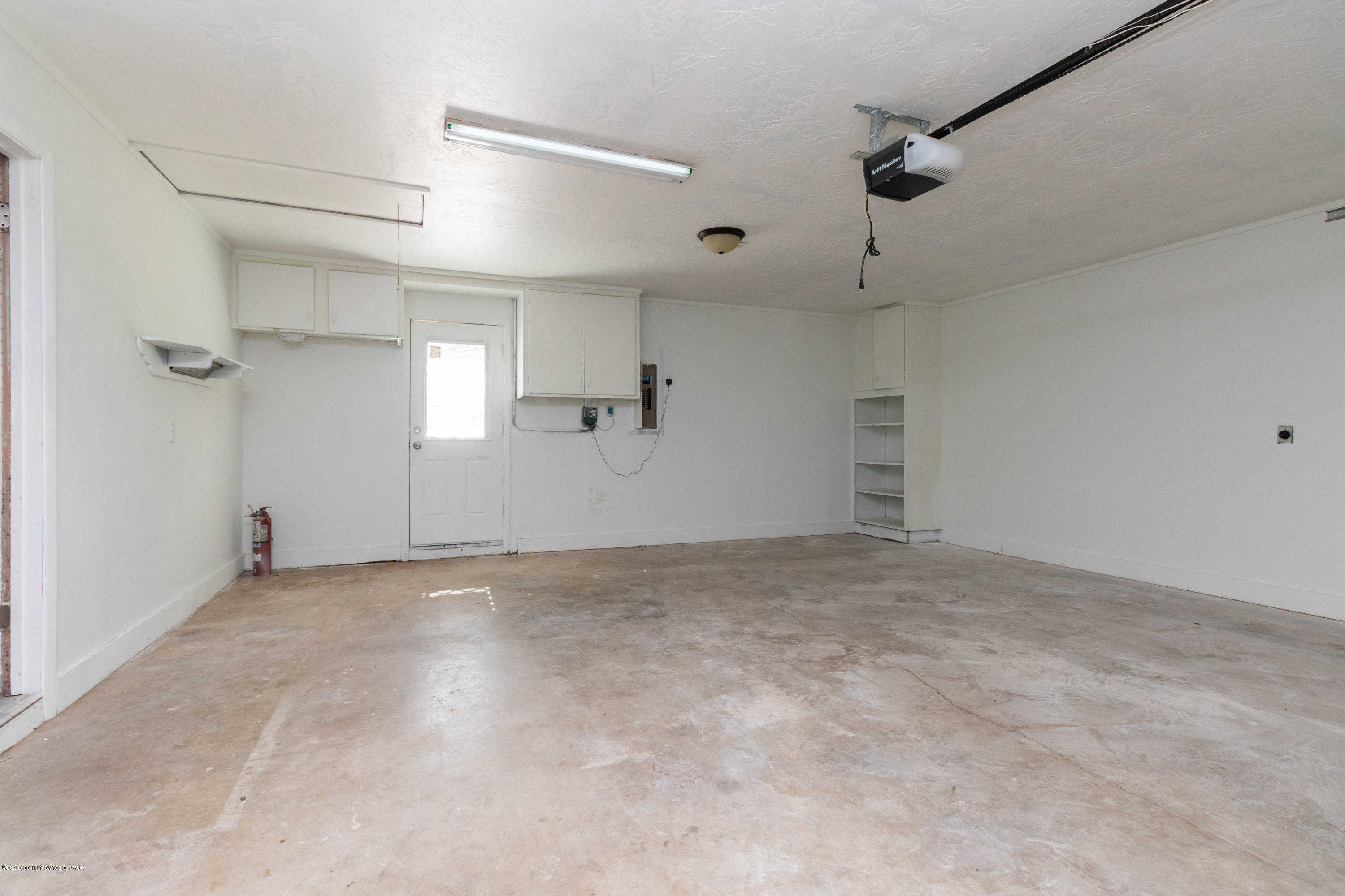 6605 Dreyfuss Road Amarillo, TX 79106 - Photo 28 of 39 an empty room with a empty space and windows